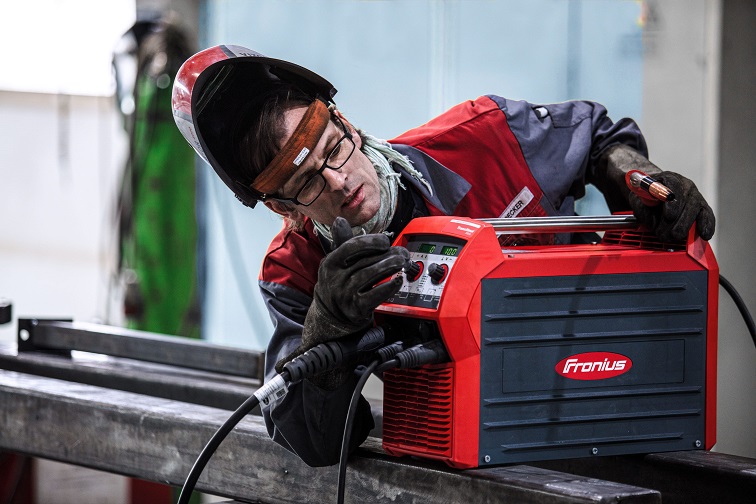 Regolazione di una stazione da parte di un saldatore