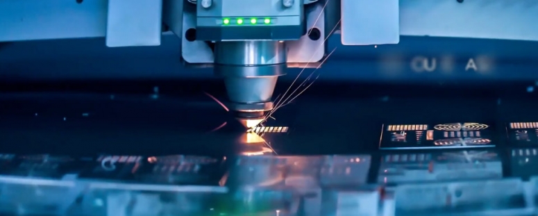 Macchina per il taglio laser alimentata con azoto da un generatore di gas